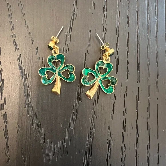 Shamrock Dangling Post Earrings / Gold-tone w Green / St. Patrick & Irish - Picture 1 of 2